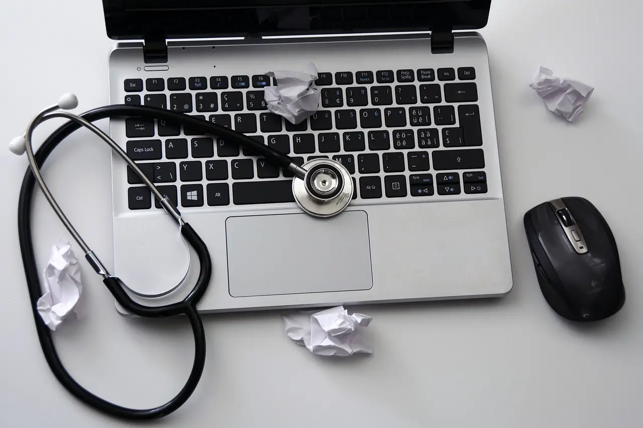 laptop, mouse, stethoscope-1385702.jpg